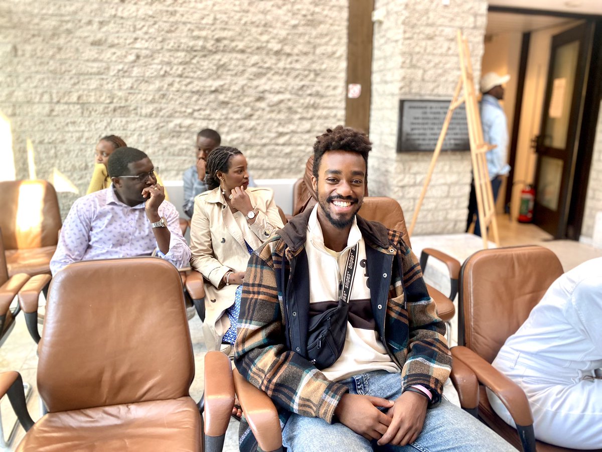 RwandaInEU's tweet photo. 🇷🇼🗳️ Les bureaux de vote sont ouverts !

Dès 7h du matin, les Rwandais de Belgique et du Luxembourg se sont mobilisés en nombre pour participer aux élections présidentielles et parlementaires.

Mike Ntasinzira, 26 ans, votait pour la première fois : « On ne parlait pas de politique à la maison, mais ces dernières années, je me suis rapproché de la communauté et j’ai voulu en apprendre plus sur mon pays. » 

#RwandaDecides