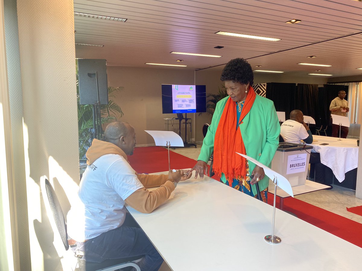 RwandaInEU's tweet photo. 🇷🇼🗳️ Les bureaux de vote sont ouverts !

Dès 7h du matin, les Rwandais de Belgique et du Luxembourg se sont mobilisés en nombre pour participer aux élections présidentielles et parlementaires.

Mike Ntasinzira, 26 ans, votait pour la première fois : « On ne parlait pas de politique à la maison, mais ces dernières années, je me suis rapproché de la communauté et j’ai voulu en apprendre plus sur mon pays. » 

#RwandaDecides