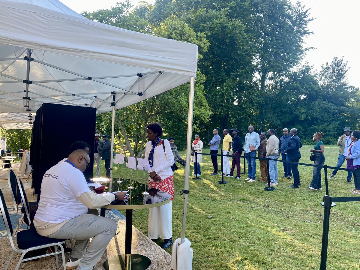 RwandaInEU's tweet photo. 🇷🇼🗳️ Les bureaux de vote sont ouverts !

Dès 7h du matin, les Rwandais de Belgique et du Luxembourg se sont mobilisés en nombre pour participer aux élections présidentielles et parlementaires.

Mike Ntasinzira, 26 ans, votait pour la première fois : « On ne parlait pas de politique à la maison, mais ces dernières années, je me suis rapproché de la communauté et j’ai voulu en apprendre plus sur mon pays. » 

#RwandaDecides