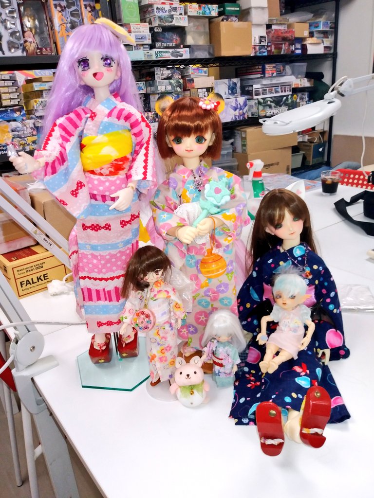 Biwakodoll's tweet photo. 今日は模型屋兼製作スペース屋さんに来ています。
#びわこ家のドール達　#sd特07　#sd76　#花かごの小部屋　#びわこ家キャラド　#fairyland https://t.co/AkxhSbuCNJ