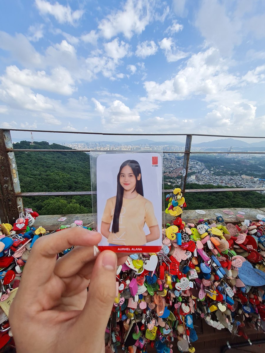 rafiprasetio's tweet photo. Resni TAMAT membawa Lana @AR_LanaJKT48 ke Namsan Tower Seoul walau dalam bentuk Photocard😭😹🇰🇷
#Seoul #SeoulTower #Namsan #NoonaLana #BimbeLana #LanauticaGoesToKorea https://t.co/QAqTx7rAwo