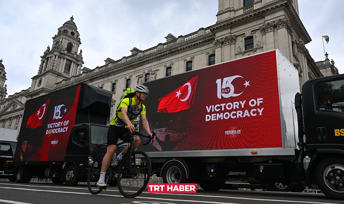 ConflictTR's tweet photo. 🔴 Londra'da LED ekranlı araçlar caddelerde 15 Temmuz'u anlatıyor. https://t.co/HxNJDMopWI