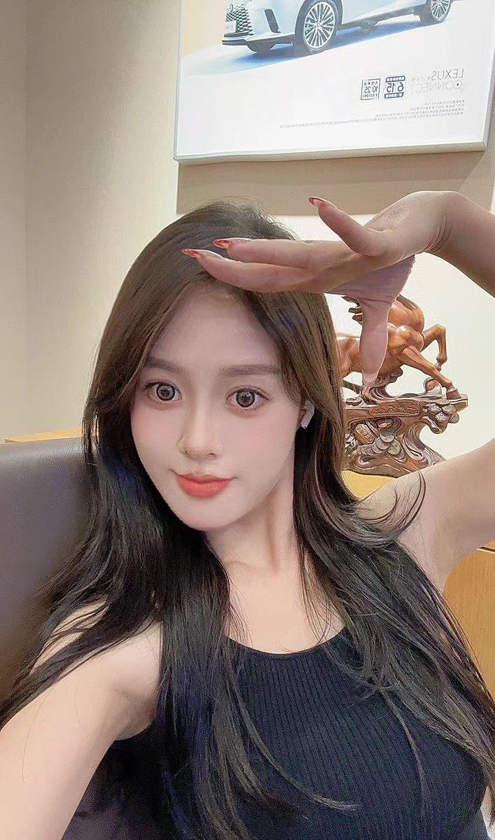 sheryll59024's tweet photo. 哈哈哈，是不是戴眼镜的都是闷骚啊，同事就是纯纯的闷骚，每天第一件事就是摸摸她穿没穿内裤，结果又是没穿内裤的一天😟😟 https://t.co/JlSQGY7pFN
