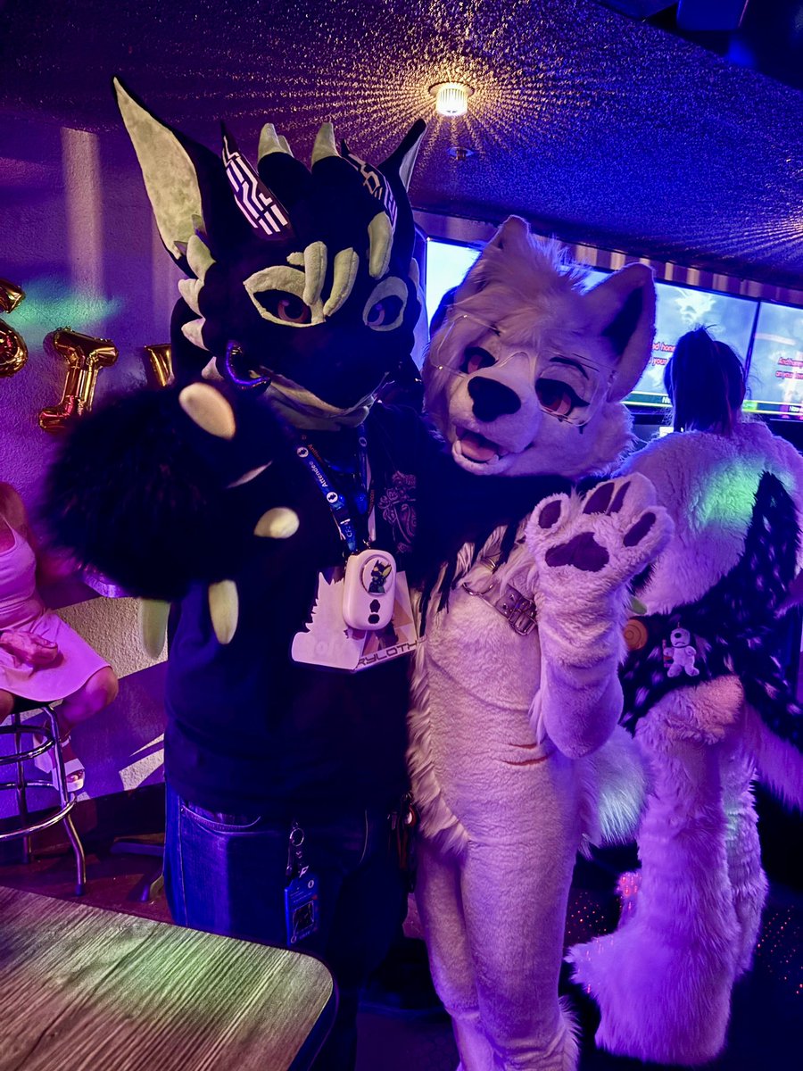 Ran into <a href="/suckitstag/">STAG ᛉ🥩</a> at #tail this weekend! It’s fun seeing familiar faces at <a href="/suite_executive/">Executive Suite</a>