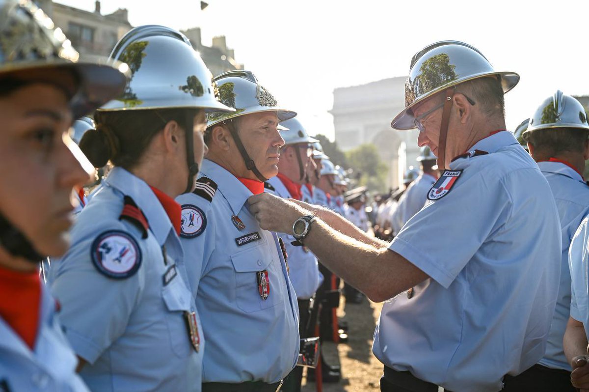 #14Juillet 🇫🇷 Derniers préparatifs avec les sapeurs-pompiers du <a href="/17eBSPF/">17bspf</a>, de l'<a href="/ENSOSP/">Ensosp</a>, les <a href="/PompiersParis/">PompiersParis</a> et les sapeurs-sauveteurs de l'@Uiisc7.

🫡 Réajustement des uniformes avant de descendre cette année l'avenue Foch dans quelques minutes.