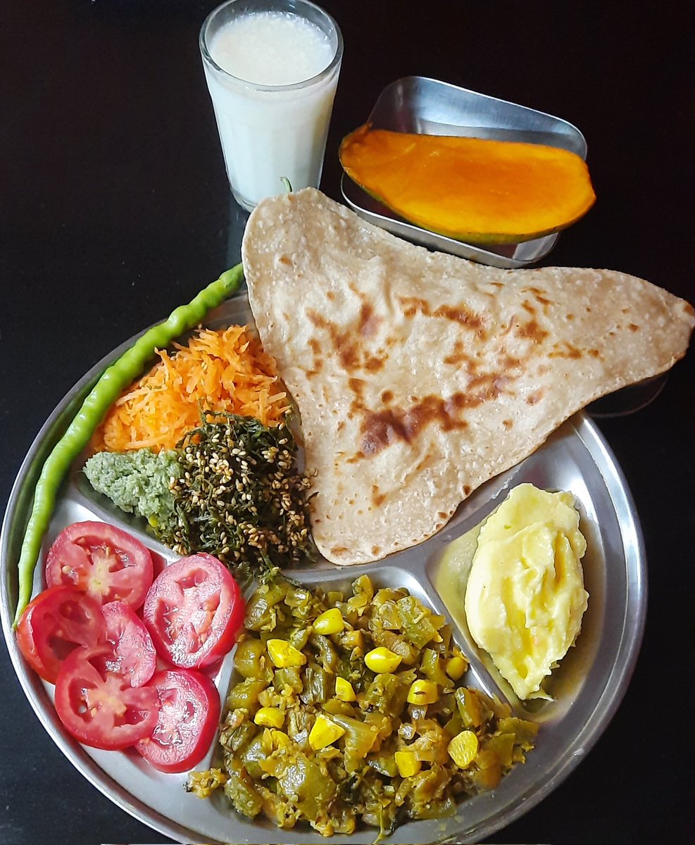 w_karve's tweet photo. #BigEat #Meal #Foodie
#Sunday #Lunch #Picture
#Vegetarian #Food #Pune
Dodka Bhaji (Ridge Gourd Sabzi) + Triangle Paratha + Sliced Tomato + Grated Carrot + Green Coconut Chutney + Ridge Gourd Peel Dry Chutney with Sesame Seeds + Green Chilli + Taak (Buttermilk) + Shrikhand + Mango https://t.co/az6BolTo1U