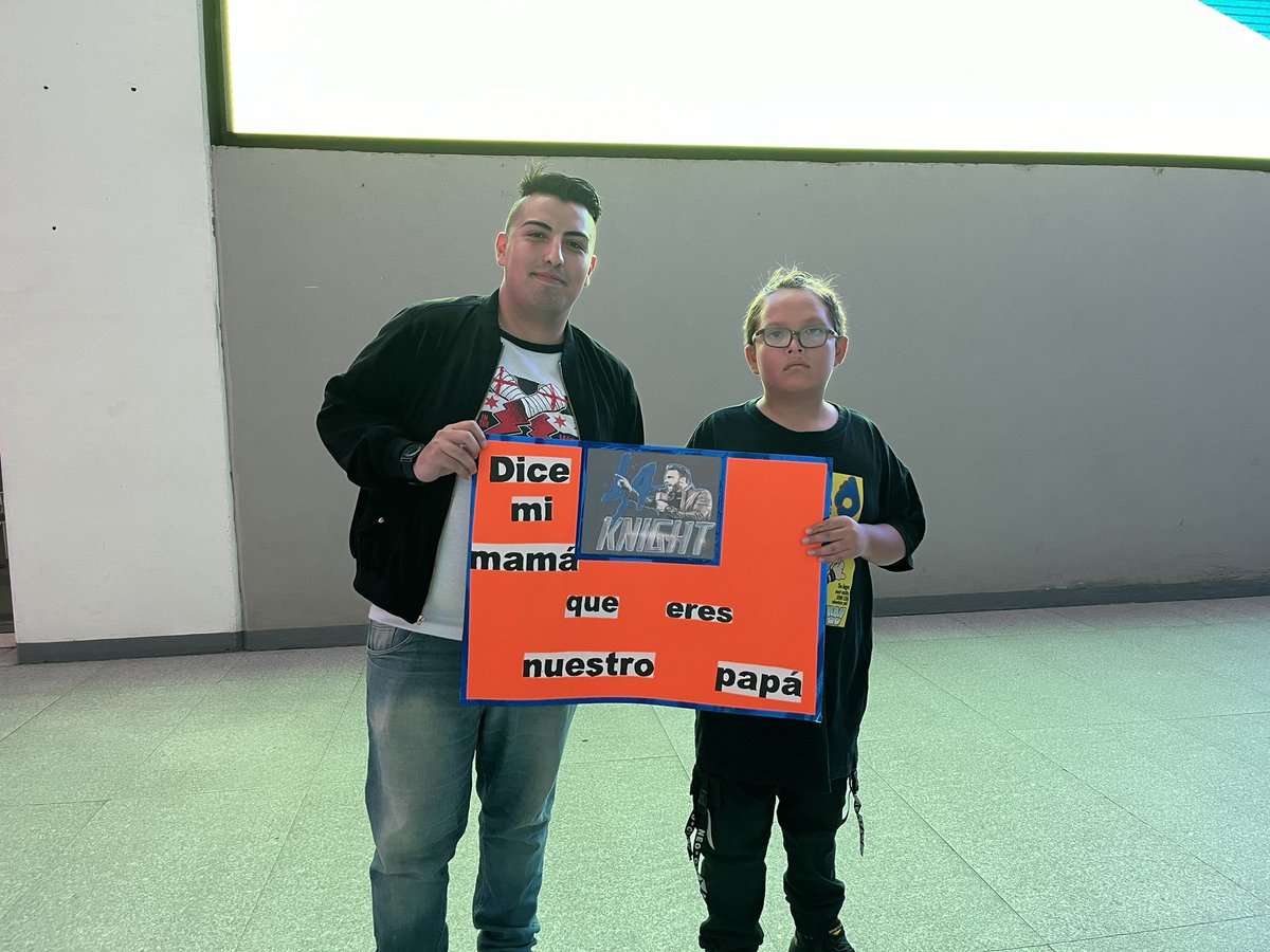 DavidMa67560488's tweet photo. @RealLAKnight Hello, I hope you had a great time in CDMX.
At the event they didn't let me pass with a sign but my mom, who loves you too much, did it for you and says 
“My mom says you are our dad.” 
We love you very much and thank you for the joy of today https://t.co/gQe1jROSuT
