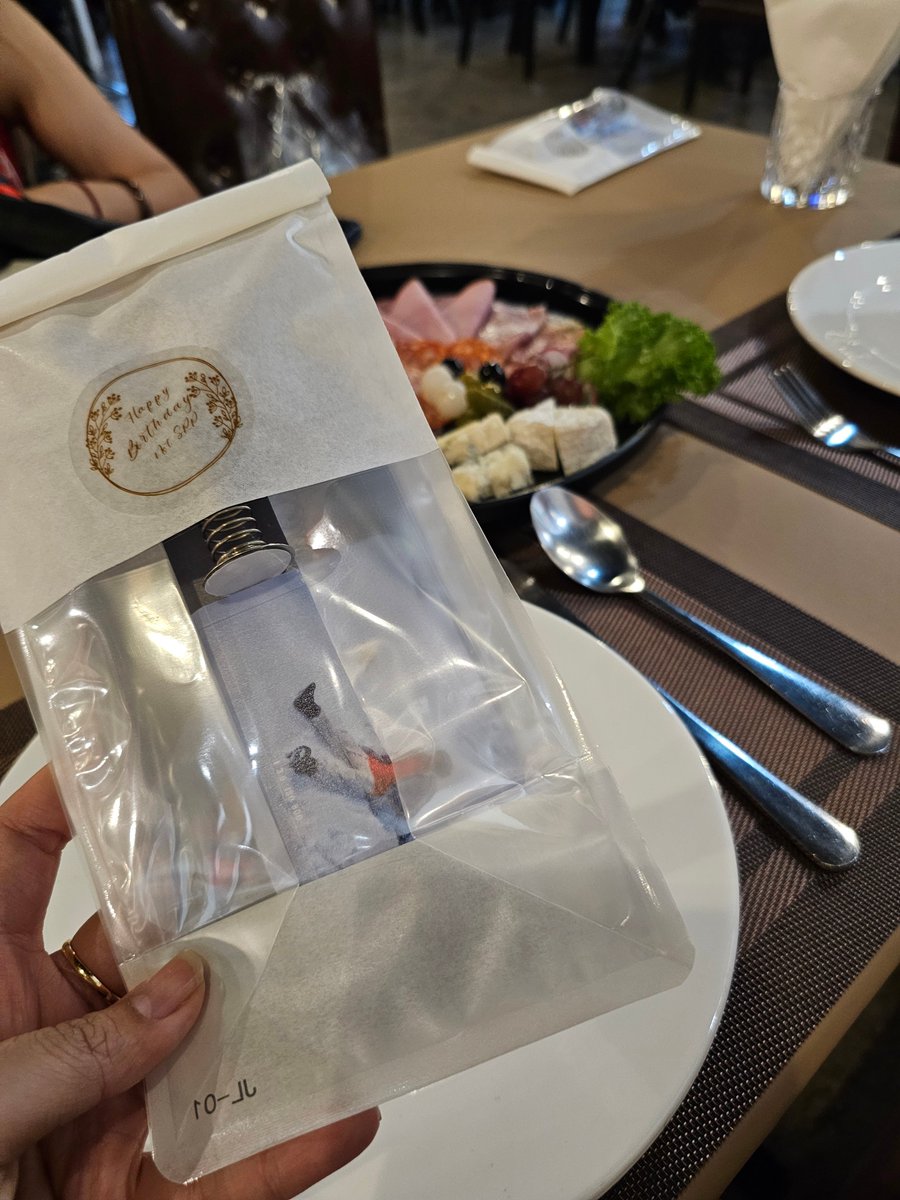 jjrchan's tweet image. วันนี้ที่มานิโต้มีโปรเจควันเกิดน้องเน็ตนะคับ ใครแวะมาก็ pick-up ได้คนละ 1 เซ็ต แฟนฮ่องกงทำโปรเจคให้จ้ะ 🫡🖤✨️

#HappyNetDay2024
#Net27thBDProject
#netsiraphop @netsiraphop