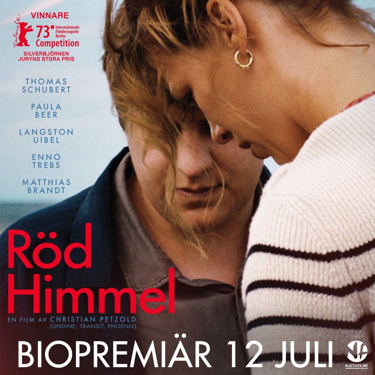 Njutafilms's tweet photo. RÖD HIMMEL - Nu på bio!

VINNARE – SILVERBJÖRNEN – 73:E BERLINALE 2023
VINNARE – BÄSTA FILM  – TYSKA FILMKRITIKERFÖRBUNDET 2024

De två vännerna Felix och Leon är på väg för att tillbringa några varma sommardagar i en stuga vid Östersjön, nära staden Ahrensoop. När de efter en strapatsrik färd kommer fram inser de snart att de inte är ensamma i huset. Den mystiska Nadja har också fått hyra rum över sommaren. Hon bjuder i sin tur in älskaren Devid. Allt är upplagt för komplikationer i husets olika kärleks- och vänskapskonstellationer. Snart utbryter en brand i de torrlagda skogarna som omger stugan. I takt med att elden kommer närmare blir stämningen mellan de fyra semesterfirarna också allt hetare.
--
En elegant komedi som bärs upp av fina och allt annat än inställsamma skådespelarprestationer. Välskriven dialog som svämmar över av insiktsfulla observationer kring den mänskliga naturen. Christian Petzold är den mångfaldigt prisbelönte regissören bakom filmer som Barbara och Transit. Idérikedomen i Röd himmel bärs upp av återkommande fotografen Hans Fromms utsökta bilder och accentueras av väl utvald musik. ”In My Mind” av drömlika popsmederna Wallners kommer garanterat sätta sig i publikens huvud.

--
* * * *   ”En förtätad studie av sommarens säregna tillstånd”- UNT
* * * *   ”Spännande upplägg” – Nöjesguiden
”Mycket svart humor” – Aftonbladet
”Tragikomiskt i klimatkrisens skugga” – DN
”En fascinerande resa in i en människas inre frustration” – Filmtopp
--
”Fantastiskt välskrivna karaktärer” – Ion Cinema
”Underbart frän i sin ton” – Indiewire
”Starkt skådespel av Schubert” – The Guardian
”Avspänt insiktsfull och rått humoristisk” – Variety
”Känslomässigt hårdslående och överraskande” – Ebert .com
--
Se trailern här:
https://t.co/J5IOeJK4ow
BILJETTER PÅ https://t.co/MpW3S2OknZ, https://t.co/GCTVknoQQ3 OCH DIN LOKALA BIOGRAF!