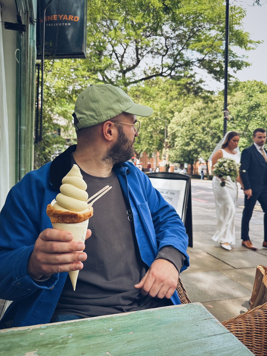Het is zondag en dus ging je favoriete koffiekoekenconnaisseur naar Londen om er van de lokale koffiekoekencultuur te proeven 🥐 
Ja, foto 3 is een ijsje EN HET HOORNTJE IS EEN CROISSANT! #koffiekoekenclub