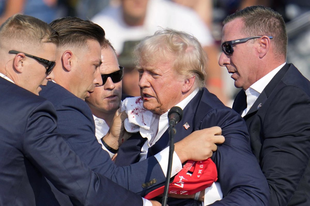 BeataSzydlo's tweet photo. Przeciwko Donaldowi Trumpowi była i jest prowadzona kampania nienawiści na niespotykaną skalę. Amerykańskie liberalne media od lat przedstawiają Trumpa jako faszystę, dyktatora itd. - chociaż nie mają ku temu żadnych podstaw. Pozują na zwolenników tolerancji i wolności, a tak naprawdę chcą tylko wzbudzać polityczną nienawiść. Ten mechanizm znamy także z Polski.
Skutkiem nienawistnych słów jest przemoc i śmierć. Tak jak w Pensylwanii.