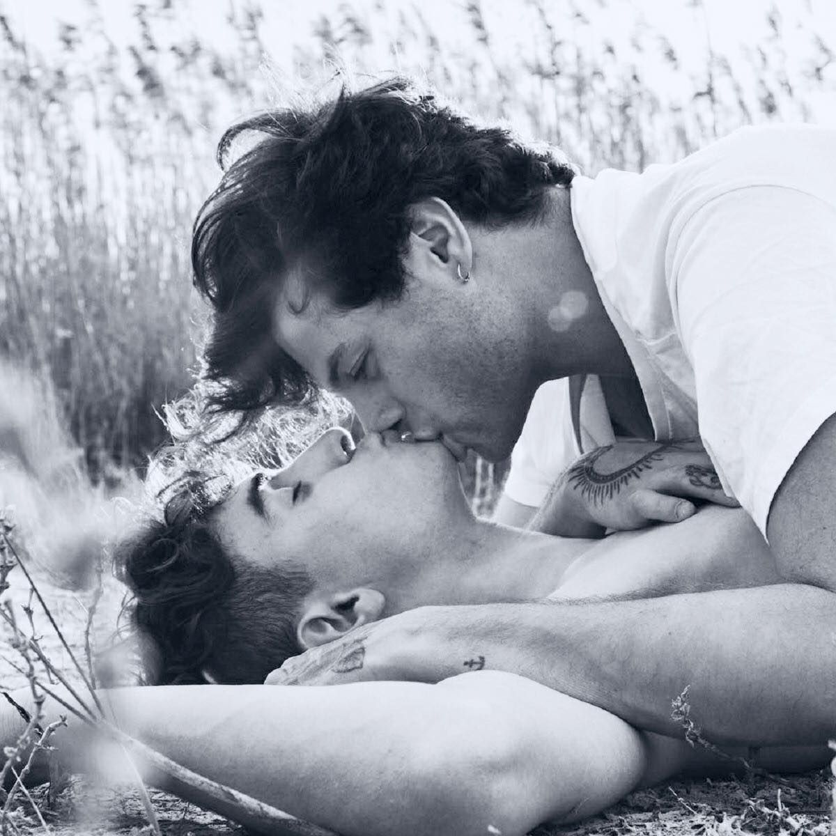 DeMotsEnAddict's tweet photo. Bon dimanche mes aMMours <3

#loveislove #gaylove #boyslove #homoromance #book #livre #lecture #romance #romancemm #booktok #bookstagram #ınstabook https://t.co/GPwOkFfJzk