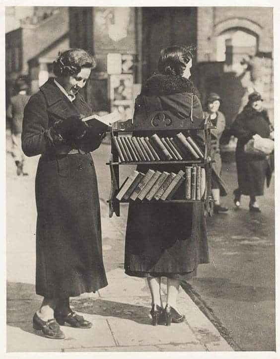 Space_Fabian's tweet photo. En los años 1930 en Londres, las "Bibliotecas andantes" eran personas que llevaban libros y los ofrecían al público en calles y parques. Promovían la lectura y la alfabetización, facilitando el acceso a libros en un período de dificultades económicas. https://t.co/YZBYt7ESLv