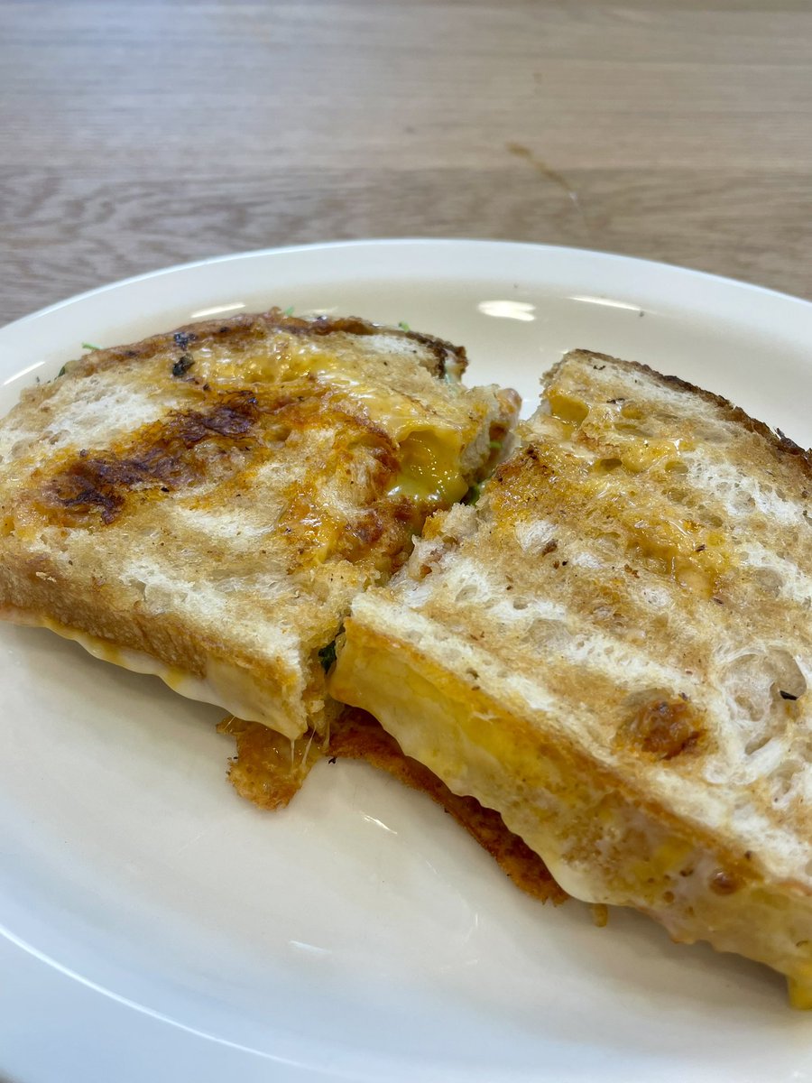 sandwicharchive's tweet photo. 공덕동, 크리핀 그릴드 라구 샌드위치 
노릇노릇하게 구워진 빵이 아주 바삭했다. 라구소스와 치즈가 들어가 피자빵 느낌도 나고, 고소 짭짤했다. https://t.co/ejPOSmv6kr