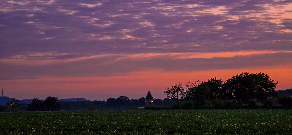 marcelbar8's tweet photo. Goedemorgen volgers e.a., vannacht naar @magnifiekZL gereden waar ik 't licht zag worden in #Mesch (F1). Ik genoot van 'n mooie #zonsopkomst in de omgeving van #Battice in Wallonië (F2-F4). Die plaats is vandaag ook 't start- en eindpunt van 'n wandeling door het land van Herve. https://t.co/tXWwuqYD7G
