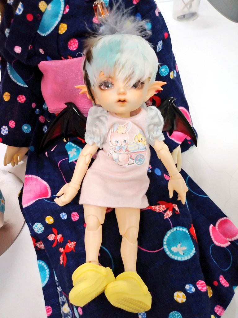 Biwakodoll's tweet photo. シャロンちゃんはひよりちゃんの元で一生懸命待っています（シャロンはひよりちゃんの近くにいないと気が済まない、極度の人見知り、恥ずかしがりや。咲菜ちゃんは仲良くなりたいみたいやけど）。
#びわこ家のドール達　#fiaryland  #sd76　#sd特07 https://t.co/0DBxizGMv4