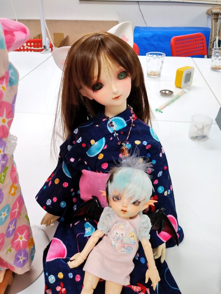 Biwakodoll's tweet photo. シャロンちゃんはひよりちゃんの元で一生懸命待っています（シャロンはひよりちゃんの近くにいないと気が済まない、極度の人見知り、恥ずかしがりや。咲菜ちゃんは仲良くなりたいみたいやけど）。
#びわこ家のドール達　#fiaryland  #sd76　#sd特07 https://t.co/0DBxizGMv4