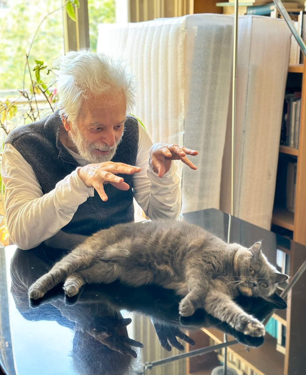 alejodorowsky's tweet photo. Hoy domingo, mi día de descanso, para entretenerte jugaré a pensar.

1. ¡Groarr : estoy sin mí cuando estoy sin tí!

2. Si estas meditando y llega a tu mente un diablo, no lo rechaces. Pon ese diablo a meditar. 

3. El Tesoro se crea a medida que cavamos en su búsqueda.

4. Si te caes y tropiezas, quizás tus manos puedan encontrar un diamante en el barro.

5. No te compares a los otros ni con desprecio ni con envidia. Todos somos disfraces de ese impensable que llamamos DIOS.

6. Para llegar al corazón de la rosa, usa sus espinas como escalones.

7. La vejez del cuerpo es real y obligatoria. La vejez del alma es una ilusión : esa alma, juventud eterna, está en el tiempo pero no es el Tiempo. 

…

Buen domingo para ti y un triple abrazo de Pascale, Dulce (nuestro gato), y yo, 
Alejandro
.
photo de @PascaleMJodo