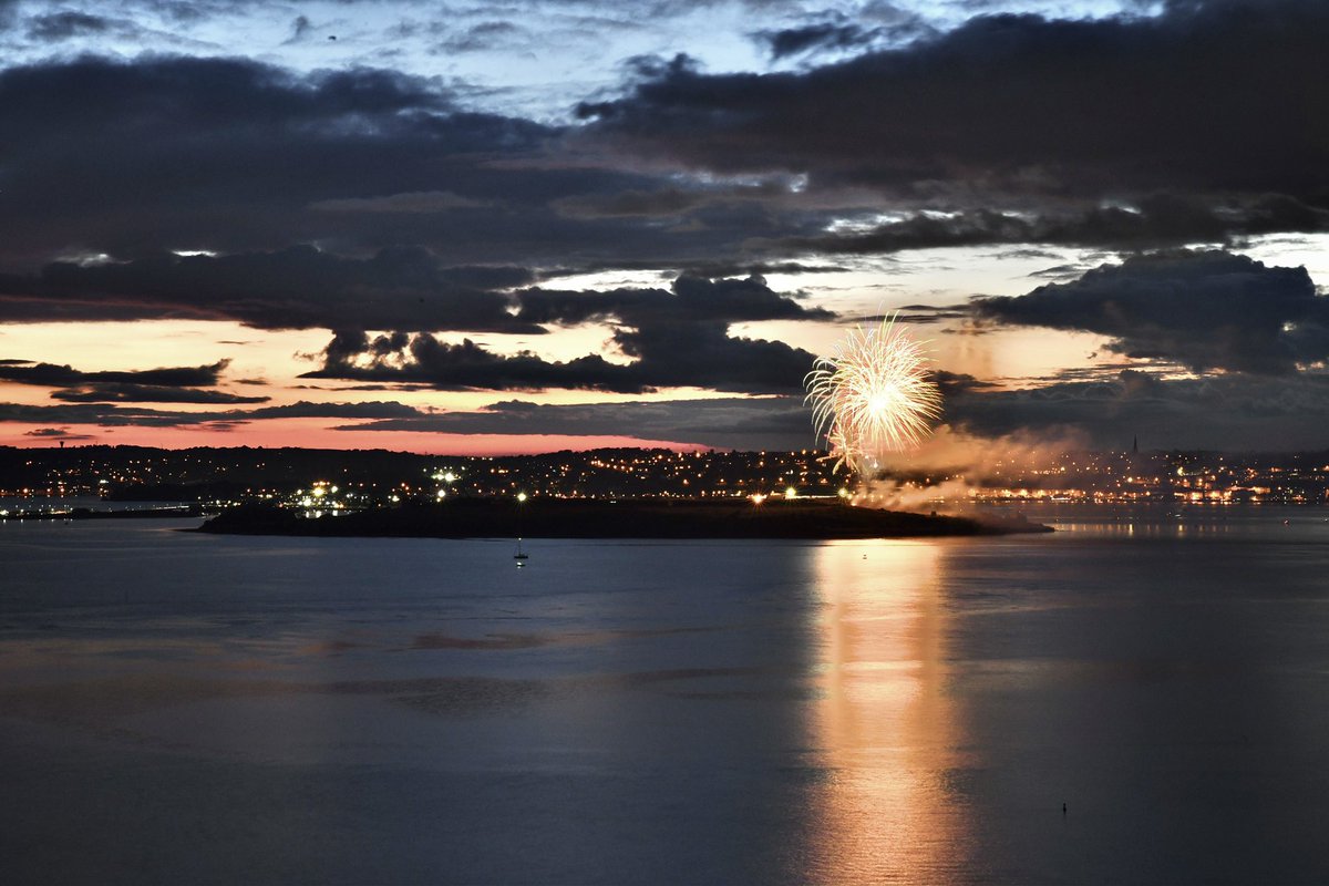 Fireworks over Cork Harbour last night to celebrate the anniversary of Spike Island Independence Day in 1938. spikeislandcork.ie/spike-island-f…