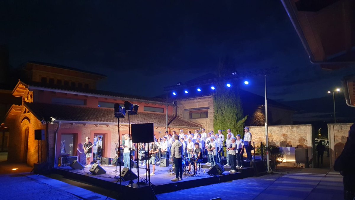AjuntamentGurb's tweet photo. Els Jardins de l'Esperança van acollir el tret de sortida a la 5ena. edició dels vespres Musicals de Gurb.

La Coral Cantanna i el grup Mai Halis van oferir una gran actuació que va fer gaudir al nombrós públic assistent i la van convertir en una màgica i plena Nit d'Encant. https://t.co/kkp8qlrLkt