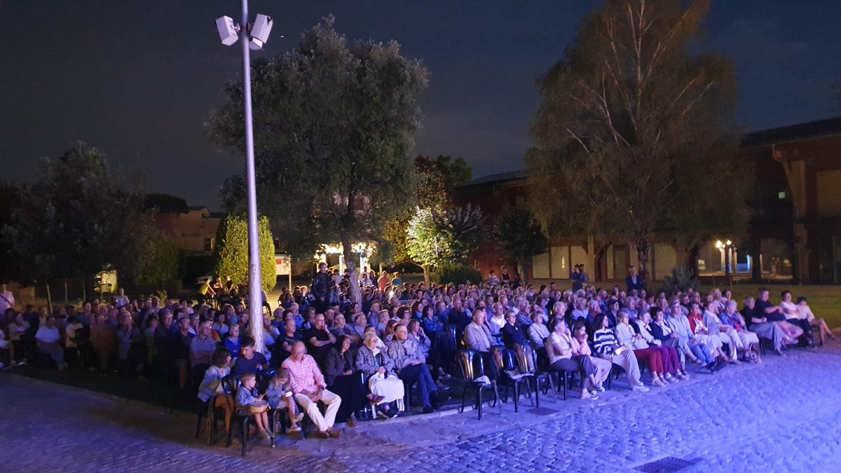 AjuntamentGurb's tweet photo. Els Jardins de l'Esperança van acollir el tret de sortida a la 5ena. edició dels vespres Musicals de Gurb.

La Coral Cantanna i el grup Mai Halis van oferir una gran actuació que va fer gaudir al nombrós públic assistent i la van convertir en una màgica i plena Nit d'Encant. https://t.co/kkp8qlrLkt
