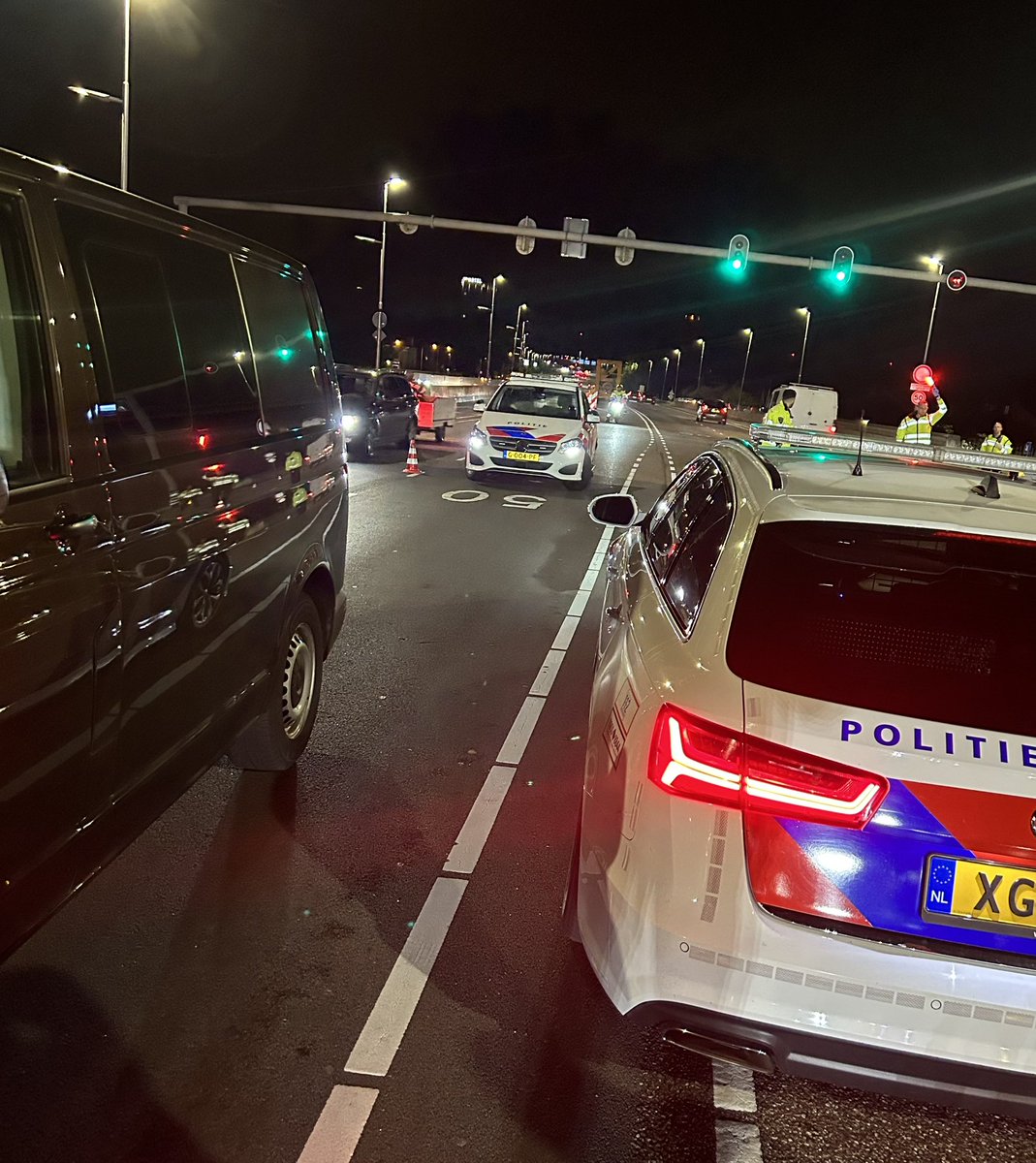 Dertien bestuurders hadden meer op dan toegestaan, van wie vier zoveel dat het rijbewijs werd ingevorderd. Een man (23) uit Vaassen spande de kroon met 835 ug/l. Ook de komende dagen zijn we alert in het verkeer. Geniet van de feesten, maar zorg voor een BOB! 2/2 ^SV