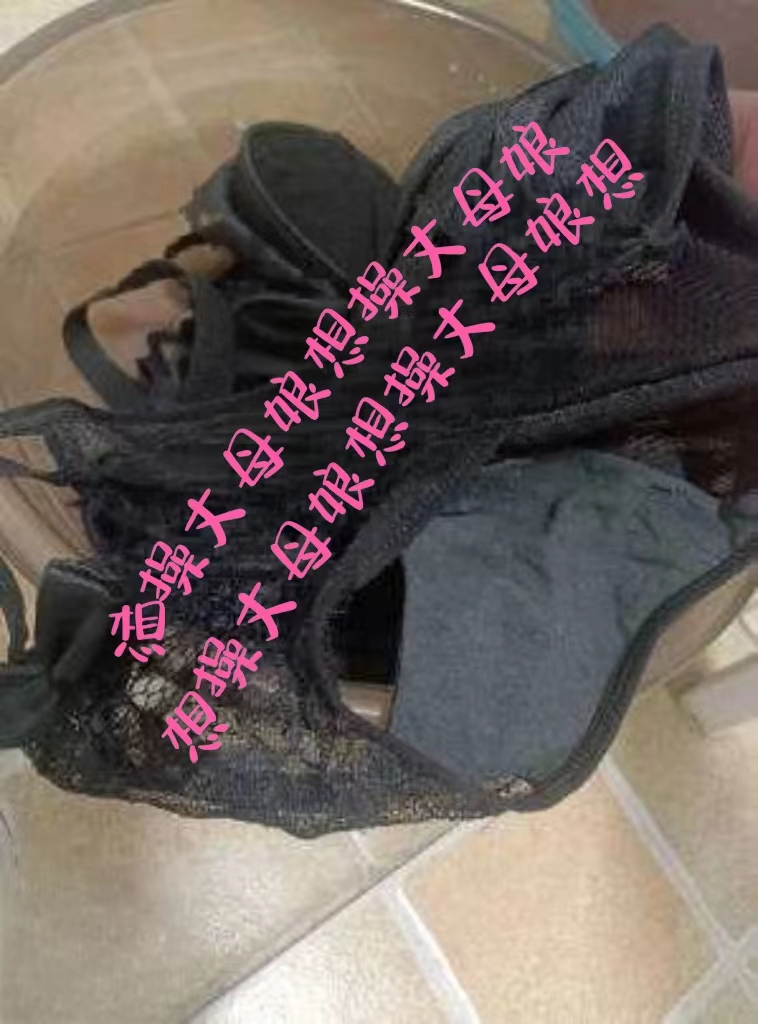 yon_byan's tweet photo. 午休的时候，偷偷去卫生间拍的，搞不明白她换睡衣为什么把内裤也��了，没找到丝袜。#熟女 #妈妈活 #母狗淫妻 #乱伦 https://t.co/4Cuyx7DglI