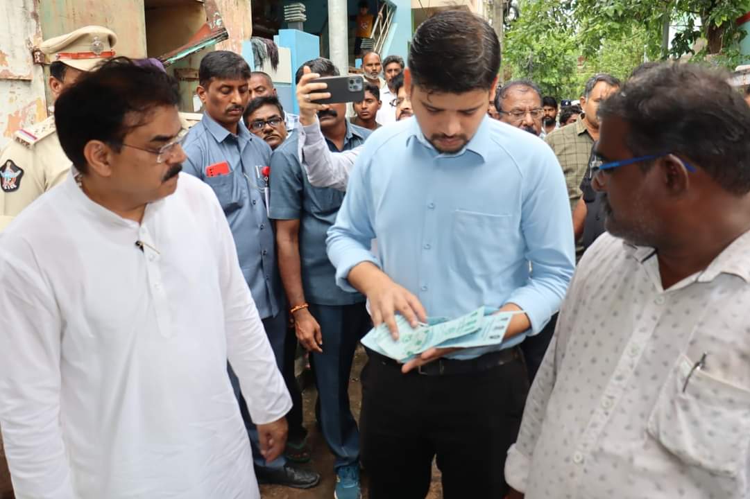 alwaysmoula's tweet photo. ఈరోజ తెనాలి రైతు బజార్లో వినియోగదారుల సమస్యలు తెలుసుకుంటున్న రాష్ట్ర ఆహార పౌరసరఫరాలు వినియోగదారుల శాఖామాత్యులు శ్రీ  @mnadendla గారు అనంతరం మొబైల్ రేషన్ బియ్యం వాహనం తనిఖీ చేసి లబ్ధిదారుల నుండి సమస్యలు అడిగి తెలుసుకుని అధికారులకు తగు సూచనలు చేశారు.
#NadendlaManoharMarkInTenali https://t.co/HVitUYfJLD