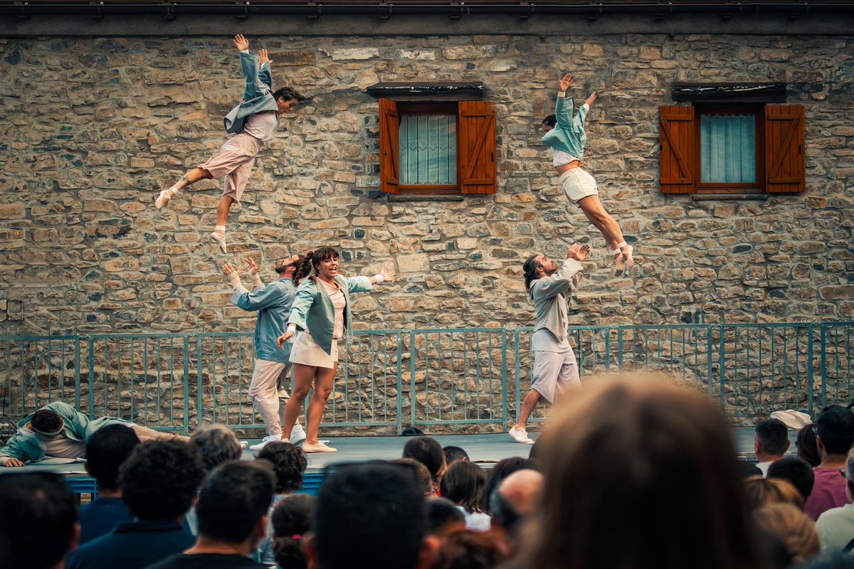 villanuaturismo's tweet photo. ￼
Os recordamos que debido a la final de la Eurocopa de fútbol se han introducido algunos cambios en los horarios de la última jornada del Jacetania Circus Festival.
￼
18:30 h: Compañía CIRC VERMUT con el espectáculo ABSURDO
￼
19:30 h: Compañía ORAIN BI con el espectáculo MUTE https://t.co/KX4XIDHR0u