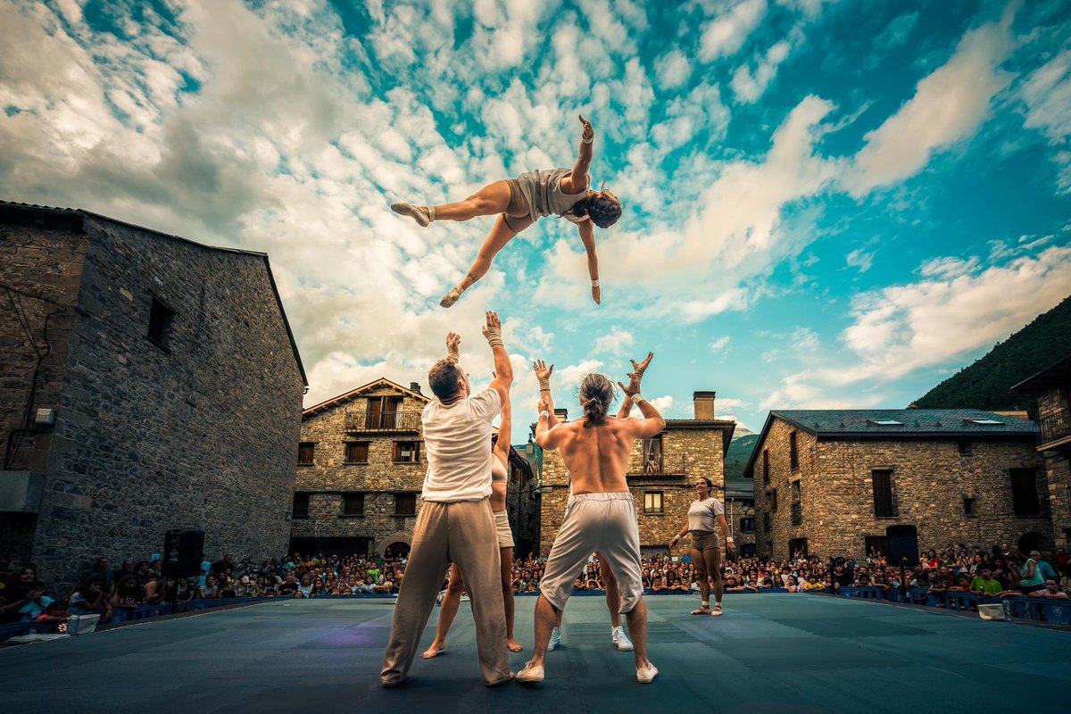 villanuaturismo's tweet photo. ￼
Os recordamos que debido a la final de la Eurocopa de fútbol se han introducido algunos cambios en los horarios de la última jornada del Jacetania Circus Festival.
￼
18:30 h: Compañía CIRC VERMUT con el espectáculo ABSURDO
￼
19:30 h: Compañía ORAIN BI con el espectáculo MUTE https://t.co/KX4XIDHR0u