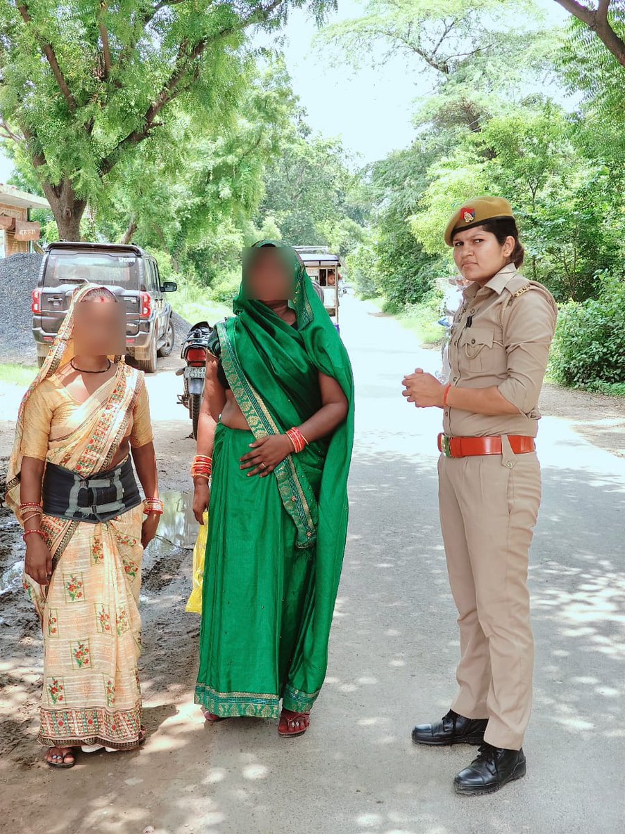fatehgarhpolice's tweet photo. पुलिस अधीक्षक जनपद फतेहगढ के निर्देशन में थाना मेरापुर महिला सुरक्षा विशेष दल द्वारा महिलाओं व बालिकाओं को हेल्पलाइन नंबर 1098/181/112/1090/1076 व महिला सम्बन्धी अपराधों के प्रति जागरूक किया गया। #MissionShakti #MissionShaktiUP https://t.co/LjAF2e7EJs