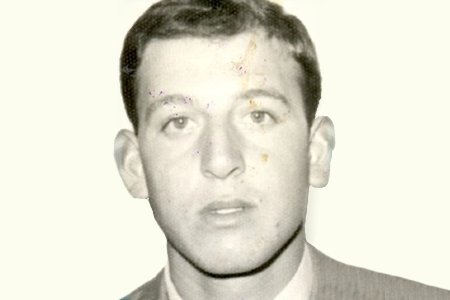 ConsuorF's tweet photo. #TalDiaComoHoy de 1975 el #FRAP asesinó en #Madrid al @policia Lucio Rodríguez tenía 23 años. Tres terroristas lo acribillaron. Se encontraba realizando labores de vigilancia en las oficinas de Iberia. Había acabado su turno pero su compañero se estaba retrasando.

HILO ⤵️ https://t.co/rvqaECnec7