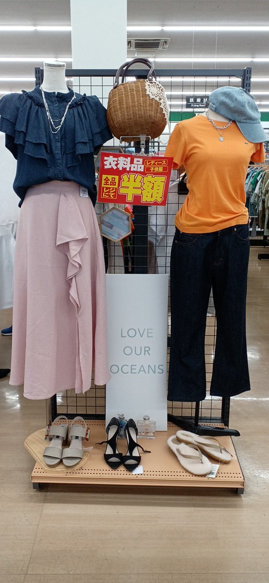 offhousetsukuba's tweet photo. 本日セール3日目！！👏✨
沢山のお客様にご来店いただき誠にありがとうございます！
写真(右のTシャツ)にも写っているようなLACOSTEなどの、掘り出し物まだまだございます👀
今日、含め残り2日間もよろしくお願いいたします！ https://t.co/WfiSBrLLm1