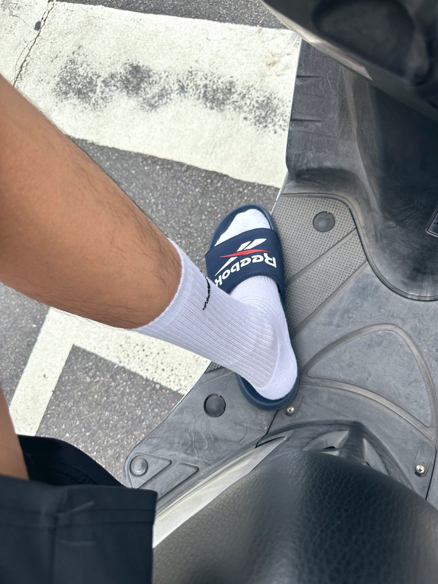 這天氣出門上班是酷刑吧🥵
#夏天 #艷陽 #白襪 
#短褲 #拖鞋 #上班