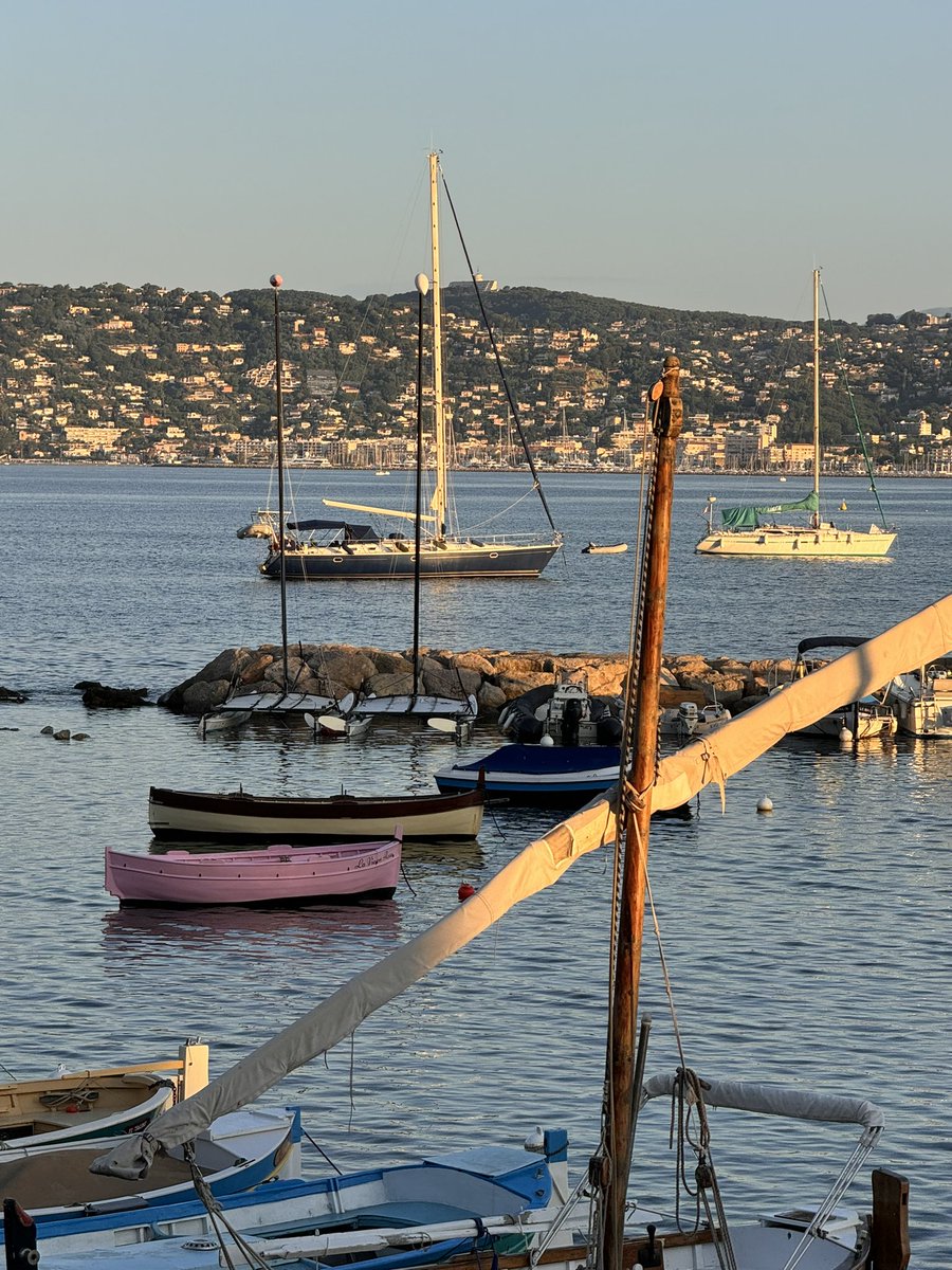 ReneTombarel's tweet image. Run du 14 juillet au petit matin. Je suis allé trop vite, c’est écrit 😂😂😂 #antibes #capdantibes @villecannes @VisitCotedazur