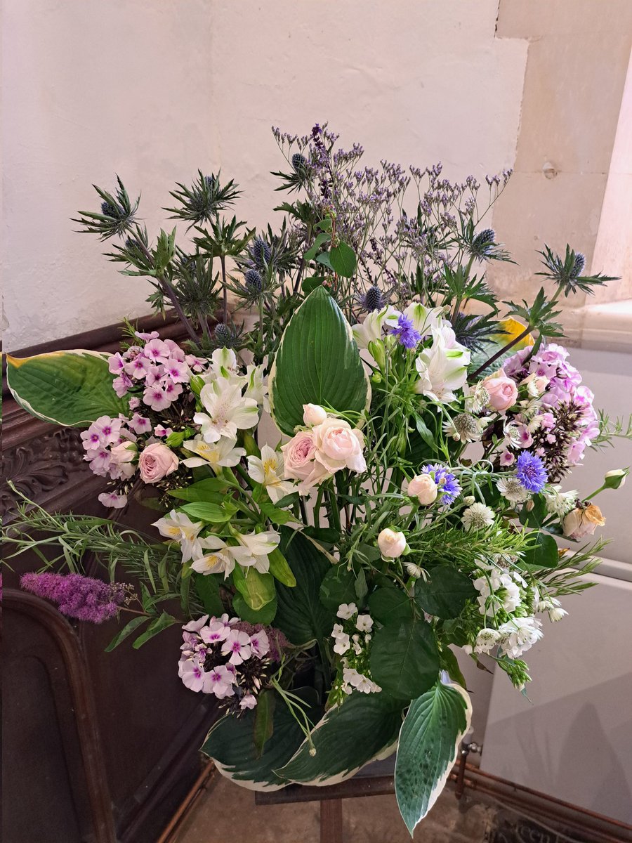 CurateDurrant's tweet photo. Magnificent sanctuary flowers for the 7th after Trinity! #LayMinistry https://t.co/io7AetXmav