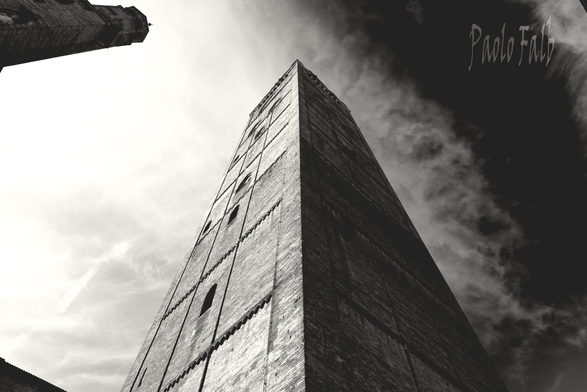 #SonyAlpha #nisiitalia #cpl #vision #pointofview #lowangleview #blackandwhitephotography #bnwphotography #blackandwhite #architecture #architecturephoto #lookingup_architecture #sky_high_architecture #torrecampanara #belltower #torrazzo #oldarchitecture #architecture_best #clouds