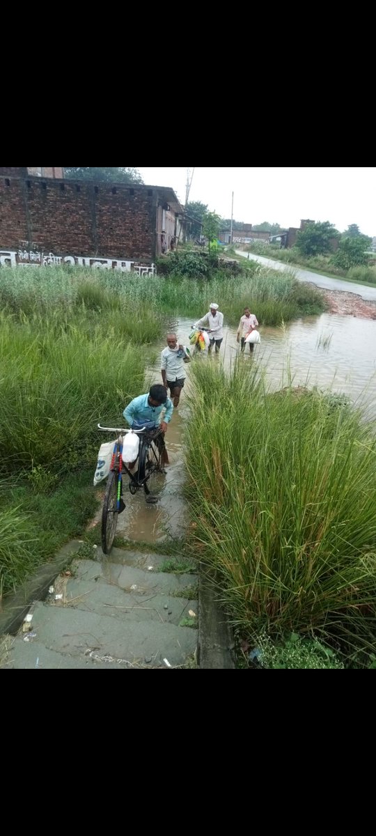 Akshay20894's tweet photo. सिद्धार्थनगर जिले के परसा-बढ़नी के मध्य स्थित रेलवे समपार फाटक 77 c/2-e को अकारण बंद कर दिया गया जिससे राहगीरों को बहुत ही परेशानी उठानी पड़ रही हैं कृपया दोबारा खोला जाए @dmsid1 @CMOfficeUP @drm_lko @jagdambikapalmp @VinayVermaMLA @PMOIndia @RailMinIndia @PTI_News https://t.co/JjusdcR4YF