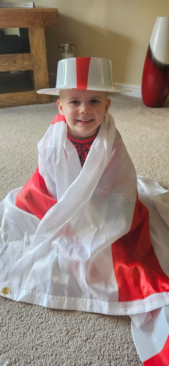 Wishing <a href="/EnglandFootball/">England Football</a> all the luck today, and Oscar says, "Try your best" 🏴󠁧󠁢󠁥󠁮󠁧󠁿 ⚽️ #Euro2024FinalFever