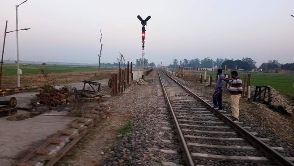 Akshay20894's tweet photo. सिद्धार्थनगर जिले के परसा-बढ़नी के मध्य स्थित रेलवे समपार फाटक 77 c/2-e को अकारण बंद कर दिया गया जिससे राहगीरों को बहुत ही परेशानी उठानी पड़ रही हैं कृपया दोबारा खोला जाए @dmsid1 @CMOfficeUP @drm_lko @jagdambikapalmp @VinayVermaMLA @PMOIndia @RailMinIndia @PTI_News https://t.co/JjusdcR4YF