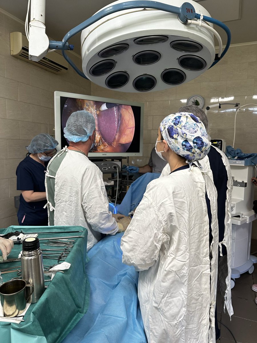 ZPHM_PL's tweet photo. Intensywny tydzień w szpitalu 🏥 w Charkowie za nami! Operowaliśmy, znieczulaliśmy i szkoliliśmy 🩺. Pracujemy razem, by zapewnić pacjentom najlepszą opiekę. Dziękujemy za wsparcie i zaufanie! 🇵🇱🤝🇺🇦 @PremierRP @pawelkowalpl @rada_plua https://t.co/d5X4md7gf8