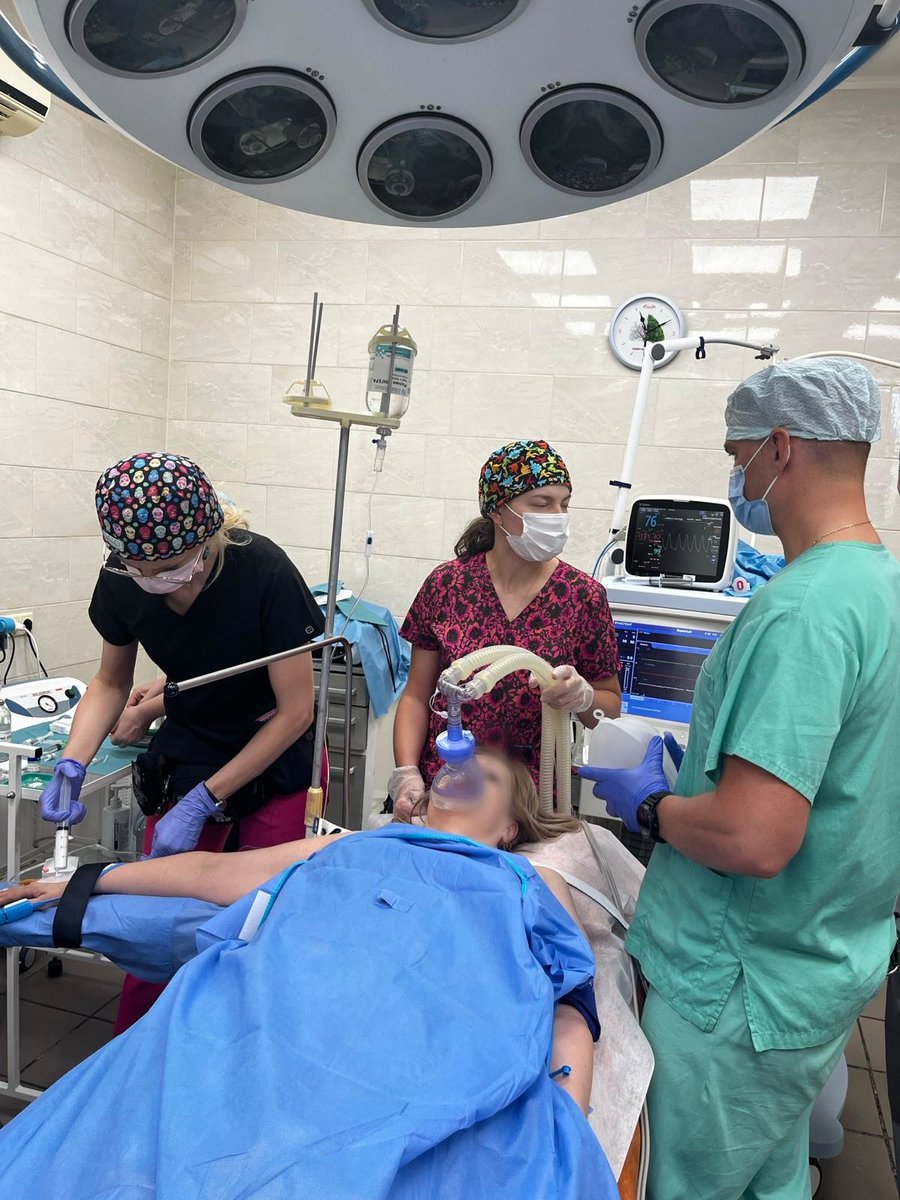 ZPHM_PL's tweet photo. Intensywny tydzień w szpitalu 🏥 w Charkowie za nami! Operowaliśmy, znieczulaliśmy i szkoliliśmy 🩺. Pracujemy razem, by zapewnić pacjentom najlepszą opiekę. Dziękujemy za wsparcie i zaufanie! 🇵🇱🤝🇺🇦 @PremierRP @pawelkowalpl @rada_plua https://t.co/d5X4md7gf8