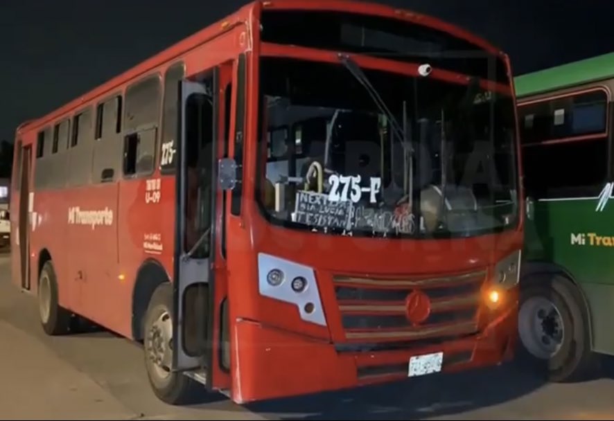 BalaceraGDL's tweet photo. #BalaceraGDL En Carretera a Tesistán y Carretera a Colotlán en la colonia Tesistán de Zapopan un chofer de transporte público de la ruta 275, fue lesionado a balazos por el conductor de un vehículo tras una discusión por un incidente vial. https://t.co/iatVjKbVy6