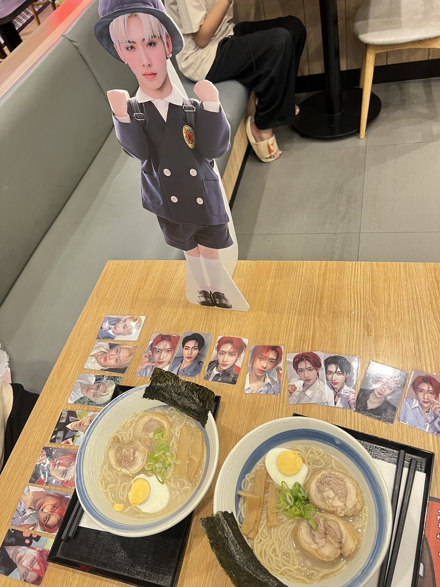 biiwzla's tweet photo. พาริคกี้กลับบ้านกัลล ใครนั่งหัวโต๊ะจ่ายย ถึงว่า ริคกี้ไม่ยอมกิน 
ขอบคุนม้าสาป @ks_0137 ที่มีดวงกับริคกี้
ขอบคุณ  ลกด จากเฟ่ครบรอบวงด้วยนะคะ

 #ZB1PathwayToGarden https://t.co/8CfRvfjDi4