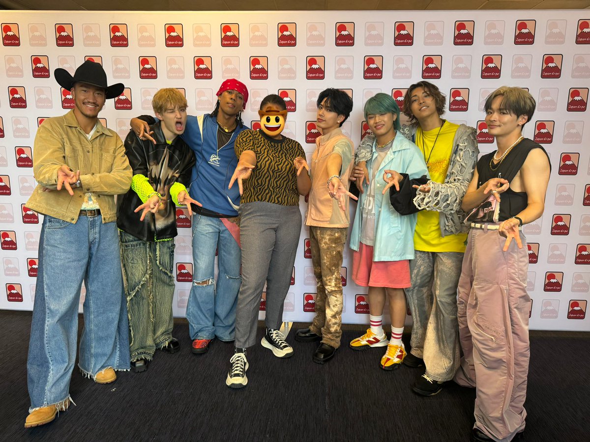 eyo_listen_up's tweet photo. Gyaru pose with Psychic Fever ✌🏽

#PSYCHICFEVER #PCF #PCFinParis #JapanExpo2024 #JapanExpoParis2024 #JapanExpo #PCF_2nd_Anniversary
#ForEVERToTheTopWithYou https://t.co/5uvRVjPveG