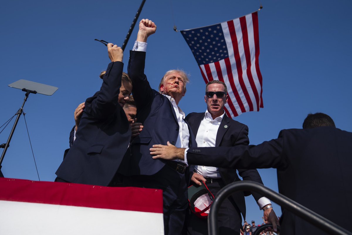 Jake_Hanrahan's tweet photo. All politics / opinions aside, this is an objectively incredible photo taken by @evanvucci. Composition, framing, everything is perfect. https://t.co/MVhJmLzkRg