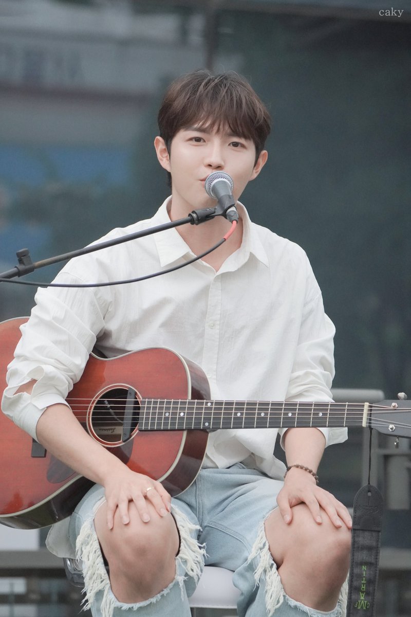 240622 서울 마리나 버스킹

골 넣은 거 신나서 이야기하는 강아지 보구싶당🥹💦 

#김재환 #KIMJAEHWAN