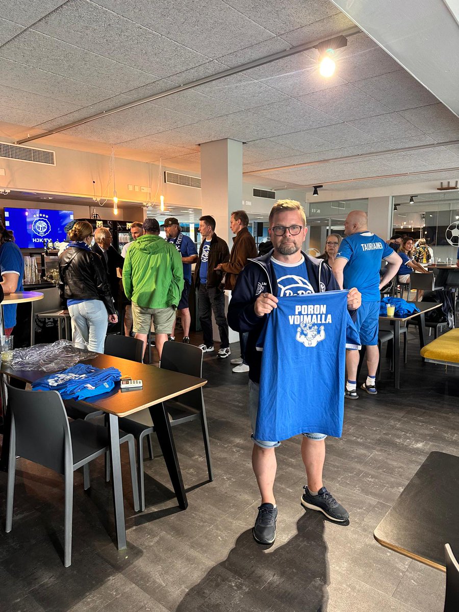 ropsrovaniemi's tweet photo. RoPS-kannattajat toivottavat voimia ja isot tsempit Poron Voimalla koko Gnistan-yhteisölle kriisin keskellä 💙

Tänään Helsingissä järjestetyillä RoPS-etkoilla ennen HJK Klubi 04 -matsia myytyjen fanituotteiden tuotot ohjataan @IFGnistan1924 tukikeräykseen Kipinärahastoon. https://t.co/PxLxyzqrb6