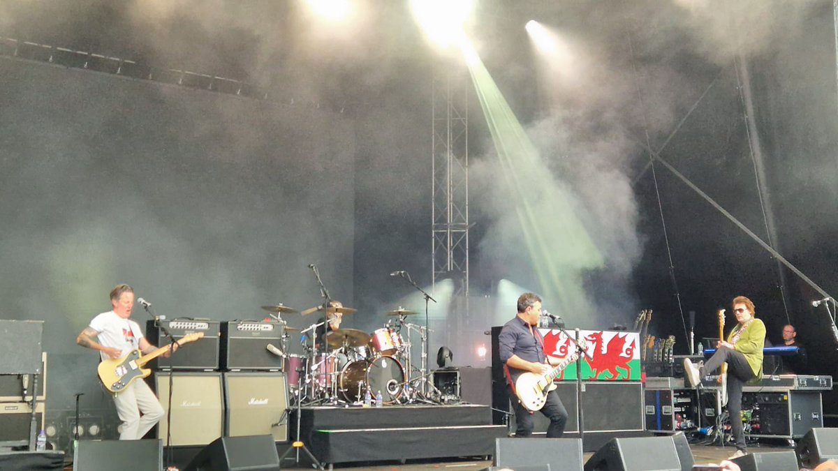 Ah the Manics and Suede were just glorious last night in Leeds.  and it only rained a bit 😄