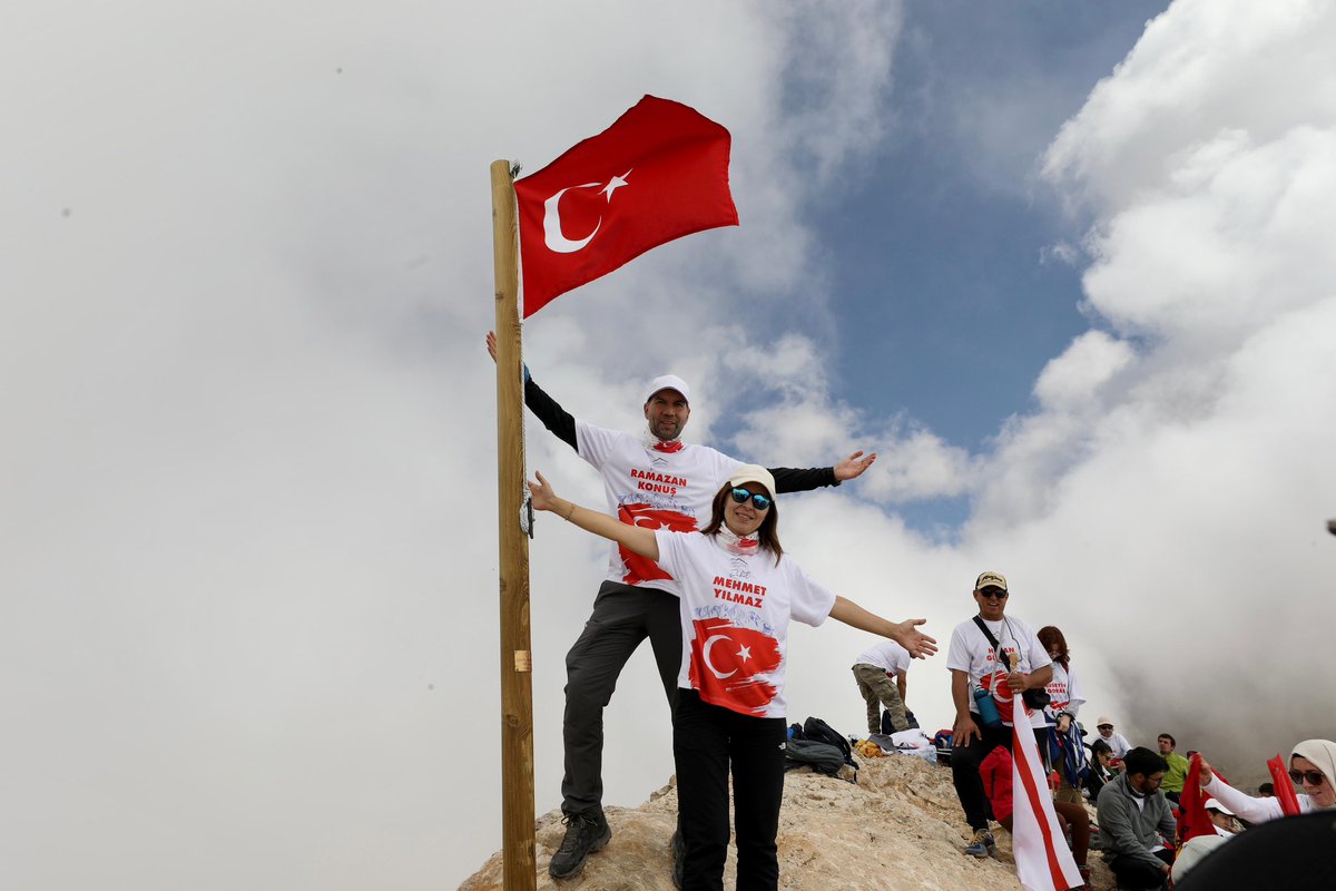 baskanozdemirr's tweet photo. Zirvedeyiz 🏔️🇹🇷
15 Temmuz Demokrasi ve Milli Birlik Günü 🇹🇷 Kamp ve Zirve Tırmanışı Programımızı tamamladık 🙋🏻♂️
Aladağlar Emler tırmanışında zirveye ulaştık, şanlı bayrağımızı dalgalandırdık 🇹🇷 😎
#Zirve
#Aladağlar
#Emler https://t.co/jMh923SYND